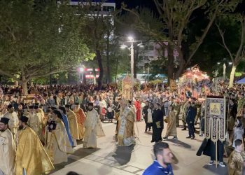 Πλήθος πιστών στην Κεντρική πλατεία της Λάρισας για την κορύφωση του Θείου Δράματος (ΕΙΚΟΝΕΣ – ΒΙΝΤΕΟ)