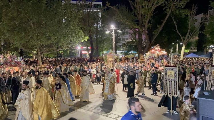 Πλήθος πιστών στην Κεντρική πλατεία της Λάρισας για την κορύφωση του Θείου Δράματος (ΕΙΚΟΝΕΣ – ΒΙΝΤΕΟ)