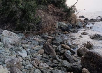 Εξαφανίστηκε παραλία λίγα χιλιόμετρα μακριά από το Πήλιο – Κατέρρευσε ο παραλιακός δρόμος (ΕΙΚΟΝΕΣ)