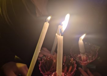 «Χριστός Ανέστη!» – Πλημμύρισαν φως και πίστη οι εκκλησίες των Τρικάλων