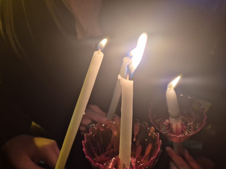 «Χριστός Ανέστη!» – Πλημμύρισαν φως και πίστη οι εκκλησίες των Τρικάλων
