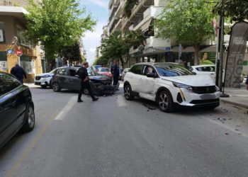 Ένα άτομο τραυματίστηκε μετά από σύγκρουση αυτοκινήτων στη Λάρισα – Δείτε φωτογραφίες