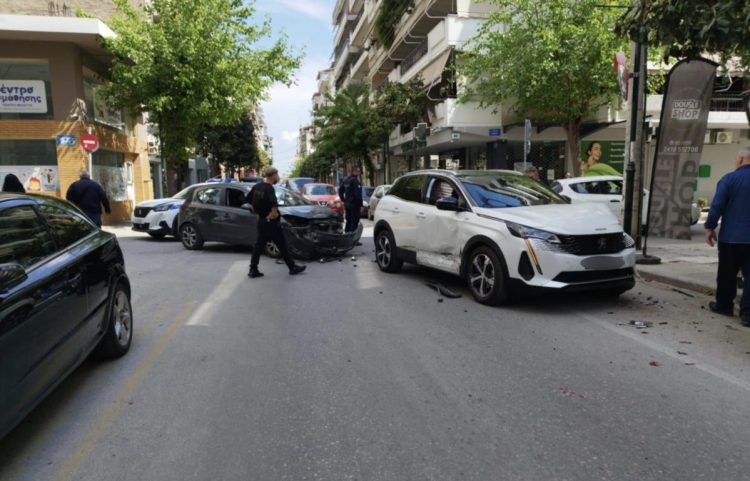 Ένα άτομο τραυματίστηκε μετά από σύγκρουση αυτοκινήτων στη Λάρισα – Δείτε φωτογραφίες