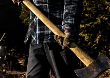Λάρισα: Βγήκε από το αυτοκίνητο και επιτέθηκε σε τρία παιδιά με τσεκούρι – Κατάφερε χτύπημα σε 16χρονο σπρώχνοντάς τον