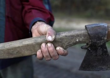 Άφαντος ο δράστης με το τσεκούρι που επιτέθηκε σε ανήλικο στη Λάρισα – Το σενάριο που εξετάζει η αστυνομία