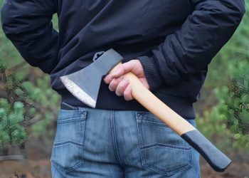 Επίθεση άνδρα σε παιδιά με τσεκούρι στη Λάρισα: Τι λέει η μητέρα που τα άκουσε όλα μιλώντας με τον γιο της στο τηλέφωνο: «Πού είναι ο χοντρός;…»