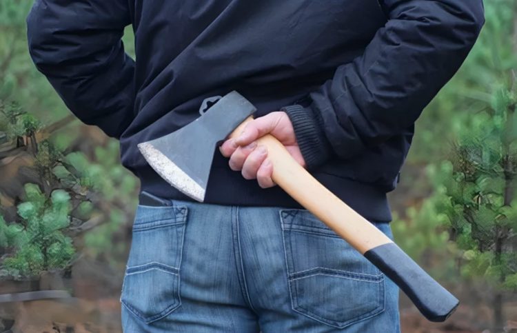 Επίθεση άνδρα σε παιδιά με τσεκούρι στη Λάρισα: Τι λέει η μητέρα που τα άκουσε όλα μιλώντας με τον γιο της στο τηλέφωνο: «Πού είναι ο χοντρός;…»