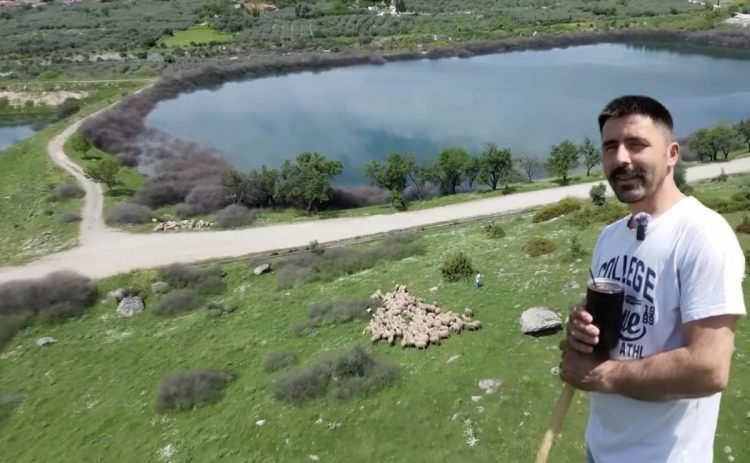 Ο νεαρός Λαρισαίος βοσκός και η ζωή με μόχθο αλλά και περηφάνια – Η επιδρομή των λύκων και τα τσακάλια (ΒΙΝΤΕΟ)
