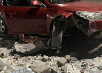 Αυτοκίνητο έπεσε στο μνημείο της Εθνικής Αντίστασης στον Τύρναβο