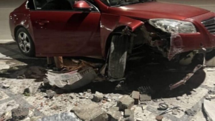 Αυτοκίνητο έπεσε στο μνημείο της Εθνικής Αντίστασης στον Τύρναβο