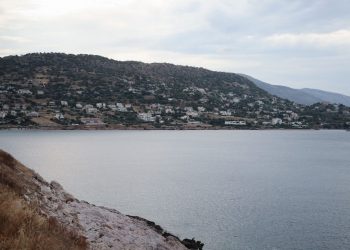 Μετώπη: To νησάκι ανάμεσα σε Αίγινα και Αγκίστρι με την κατάλευκη άμμο και τα γαλαζοπράσινα νερά