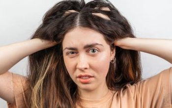 6 αιτίες που έχετε σπυράκια και φαγούρα στο κεφάλι