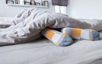 Γιατί το να φοράτε κάλτσες στον ύπνο, σάς βοηθά να κοιμάστε καλύτερα