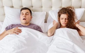 Ροχαλητό: Γιατί ροχαλίζουμε και πώς να το σταματήσουμε