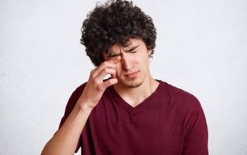 10 λόγοι που νιώθετε να καίνε τα μάτια σας χωρίς προφανή αιτία