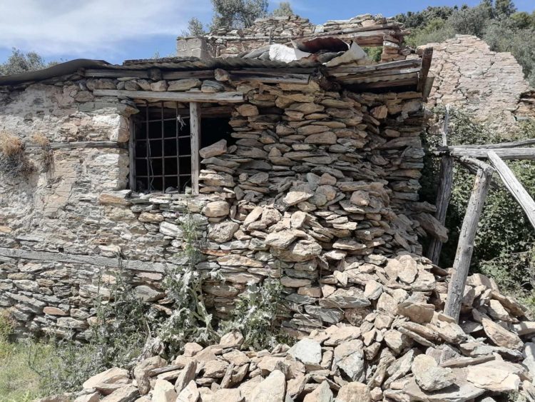 Σε κίνδυνο το παλιό Μετόχι των Αγίων Αποστόλων στον Αγ. Γεώργιο Νηλείας Πηλίου (ΕΙΚΟΝΕΣ)