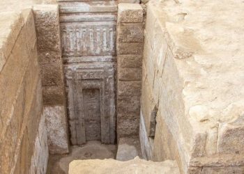 Μυστήριο με την τεράστια «ψεύτικη» ροζ πόρτα σε αρχαίο τάφο Αιγύπτιου πρίγκιπα