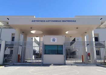 Παραδόθηκε στην Αστυνομική Διεύθυνση Μαγνησίας η Φαίη Τζανετουλάκου – Τι ισχυρίστηκε για την «μπούκα» στο γραφείο του δημάρχου (ΒΙΝΤΕΟ)