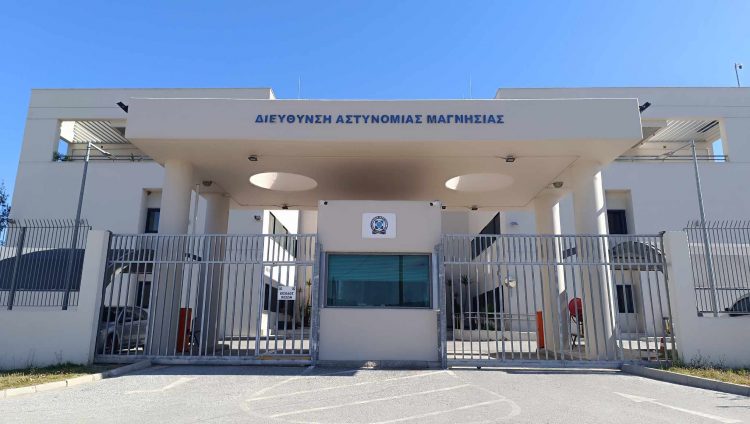 Παραδόθηκε στην Αστυνομική Διεύθυνση Μαγνησίας η Φαίη Τζανετουλάκου – Τι ισχυρίστηκε για την «μπούκα» στο γραφείο του δημάρχου (ΒΙΝΤΕΟ)