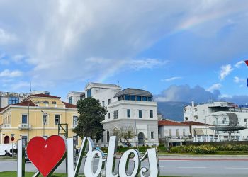Μάγεψε τους Βολιώτες το εντυπωσιακό ουράνιο τόξο – Δείτε εικόνες