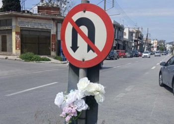 Τραγωδία στον Βόλο: Λουλούδια στον τόπο του δυστυχήματος από φίλους και συγγενείς του 41χρονου Μάριου (ΕΙΚΟΝΕΣ)