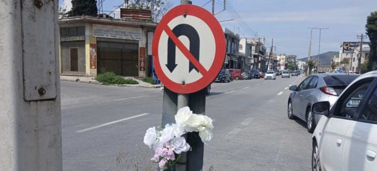 Τραγωδία στον Βόλο: Λουλούδια στον τόπο του δυστυχήματος από φίλους και συγγενείς του 41χρονου Μάριου (ΕΙΚΟΝΕΣ)