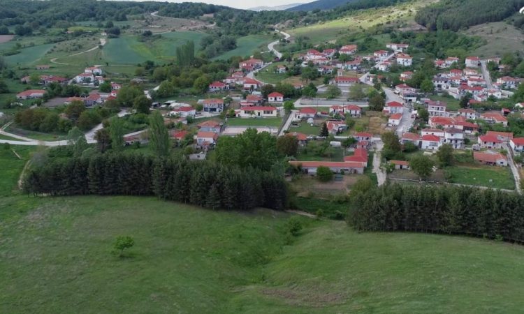 Αυτό είναι το χωριό της Λάρισας με τα ανθισμένα λιβάδια στα 975 μέτρα
