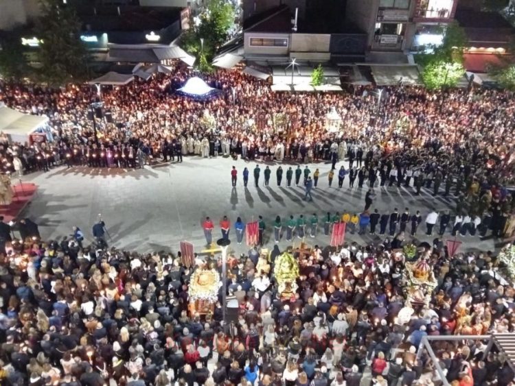 Κατανυκτική ατμόσφαιρα στη συνάντηση των Επιταφίων στην Κεντρική πλατεία Καρδίτσας (ΕΙΚΟΝΕΣ – ΒΙΝΤΕΟ)