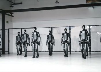 Απόκοσμο βίντεο: «Στρατός» ρομπότ παρελαύνει με σχεδόν ανθρώπινο βηματισμό