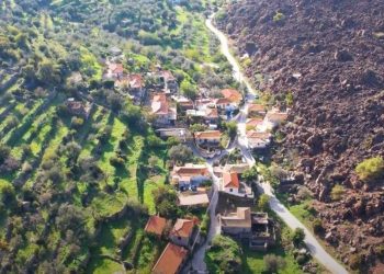 Καμμένη Χώρα: Το χωριό των Μεθάνων που είναι χτισμένο δίπλα στον κρατήρα του ηφαιστείου