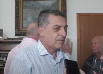 ΔΕΙΤΕ ΤΟ ΒΙΝΤΕΟ: Διέκοψε τη συνέντευξη Μπέου – Κουρέτα ο Λημνιός – Απομακρύνθηκε από το γραφείο δημάρχου