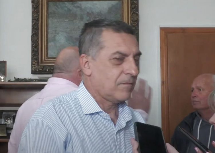 ΔΕΙΤΕ ΤΟ ΒΙΝΤΕΟ: Διέκοψε τη συνέντευξη Μπέου – Κουρέτα ο Λημνιός – Απομακρύνθηκε από το γραφείο δημάρχου