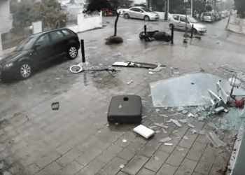 Δείτε τη στιγμή που ανεμοστρόβιλος στη Ρόδο καταστρέφει ό,τι βρει στο διάβα του (video)