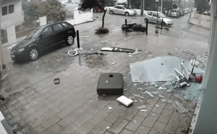 Δείτε τη στιγμή που ανεμοστρόβιλος στη Ρόδο καταστρέφει ό,τι βρει στο διάβα του (video)