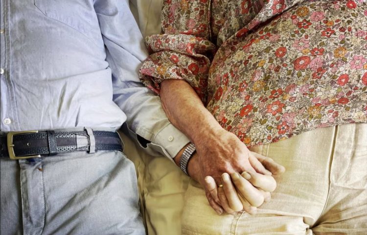 Ολλανδία: «Πέθαναν όπως ζούσαν, πιασμένοι απ’ το χέρι» – Μια σπάνια διπλή ευθανασία που συγκινεί