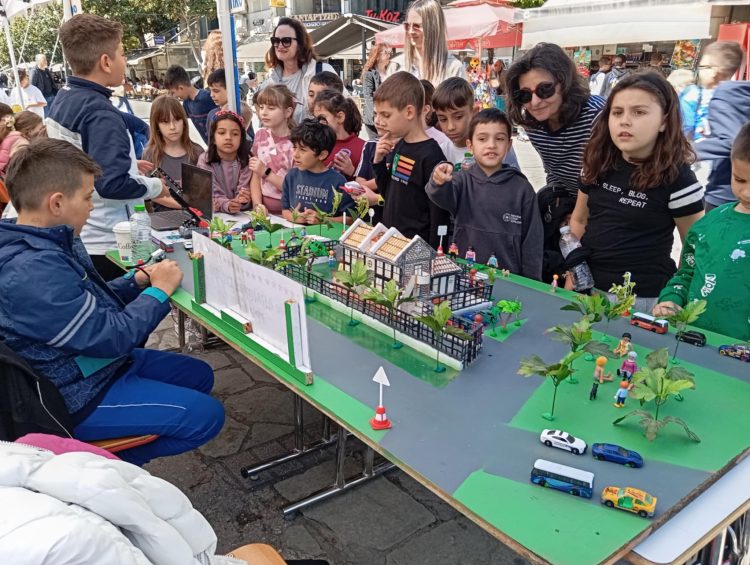 Παιδιά πλημμύρισαν τα Τρίκαλα με φαντασία, χρώματα και πρωτοτυπία