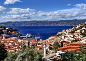 Τα ειδυλλιακά ελληνικά νησιά που ξεχωρίζει η Vogue για το καλοκαίρι