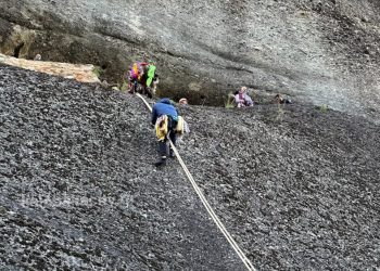 Μαντήλια ελπίδας και πίστης στον Άγιο Γεώργιο – Αναβίωσε το μοναδικό έθιμο στο Καστράκι (εντυπωσιακές εικόνες)