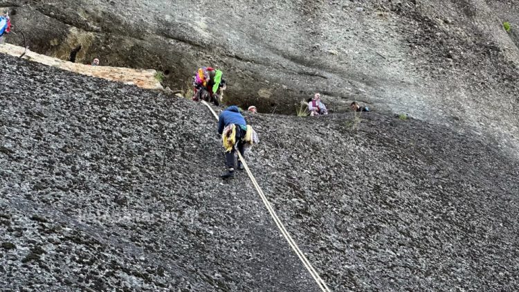 Μαντήλια ελπίδας και πίστης στον Άγιο Γεώργιο – Αναβίωσε το μοναδικό έθιμο στο Καστράκι (εντυπωσιακές εικόνες)