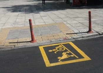 Αδιανόητο παρκάρισμα από Βολιώτη: Στάθμευσε σε πεζοδρόμιο και πάνω σε όδευση τυφλών (ΕΙΚΟΝΕΣ)