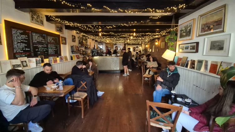 Kafenion…Μπουγάτσα, καλή παρέα κι ένα… κομμάτι Ελλάδας στο Άμστερνταμ