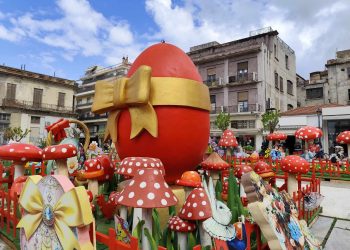 Σε ρυθμούς Πάσχα ο Βόλος – Δείτε το εντυπωσιακό θεματικό πάρκο με τα κόκκινα αυγά και τα λαγουδάκια (ΕΙΚΟΝΕΣ)