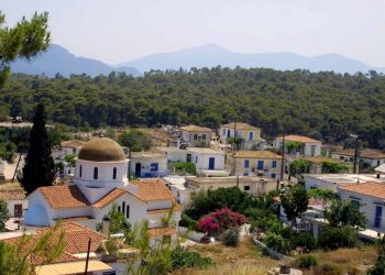 Μισή ώρα από την Αθήνα: Ο μικροσκοπικός «παράδεισος» του Αργοσαρωνικού με τα τιρκουάζ νερά