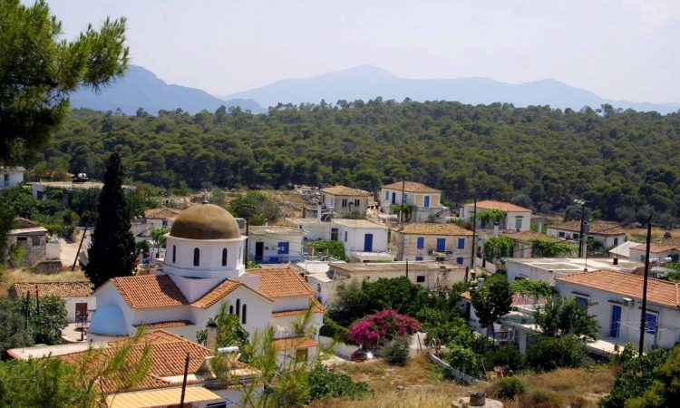 Μισή ώρα από την Αθήνα: Ο μικροσκοπικός «παράδεισος» του Αργοσαρωνικού με τα τιρκουάζ νερά