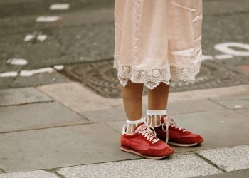 Sneaker reboot 2025: Η αναγέννηση του απόλυτου streetwear statement- Φέτος η μόδα αγαπάει τα χρώματα