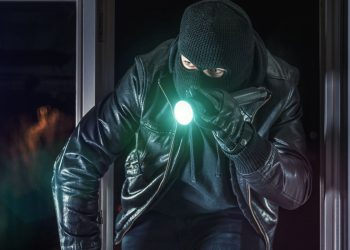 Καρέ – καρέ η διάρρηξη τσιπουράδικου στον Βόλο – Δείτε πως καταγράφηκαν οι κλέφτες από τις κάμερες (ΒΙΝΤΕΟ)