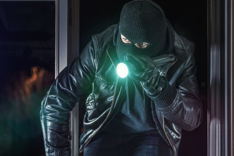 Καρέ – καρέ η διάρρηξη τσιπουράδικου στον Βόλο – Δείτε πως καταγράφηκαν οι κλέφτες από τις κάμερες (ΒΙΝΤΕΟ)