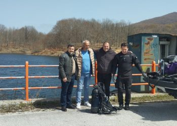 Ειδικοί τεχνίτες δύτες από τον Δήμο Μετεώρων στη λίμνη Λογγά για την αποκατάσταση του δικτύου άρδευσης