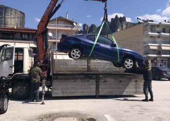 Σε εξέλιξη η απομάκρυνση εγκαταλελειμμένων αυτοκινήτων από τον Δήμο Μετεώρων