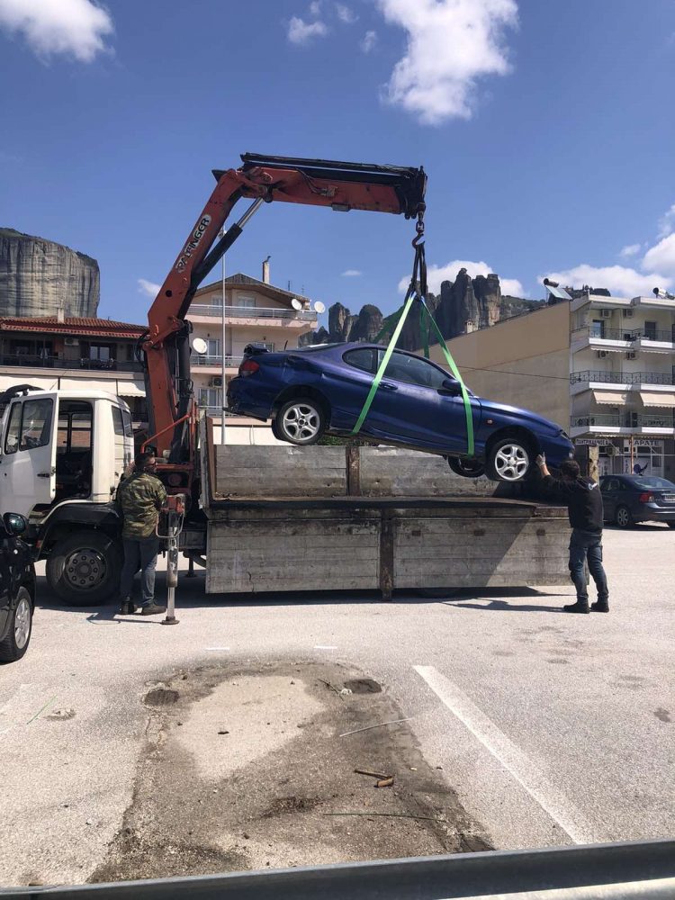 Σε εξέλιξη η απομάκρυνση εγκαταλελειμμένων αυτοκινήτων από τον Δήμο Μετεώρων
